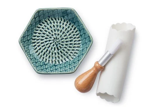 assiette-a-raper-en-ceramique-faite-a-la-main