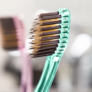 Brosse à dents infusée de charbon et d'or