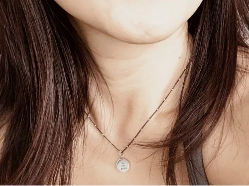 collier-chaine-noire-avec-pendentif-en-argent