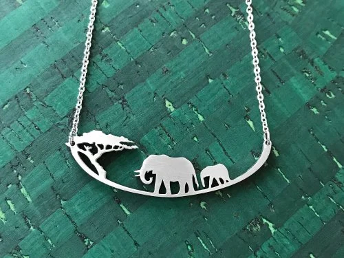 collier-silhouette-inspire-de-la-nature