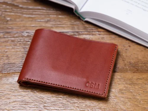 portefeuille-a-deux-volets-en-cuir-monogramme