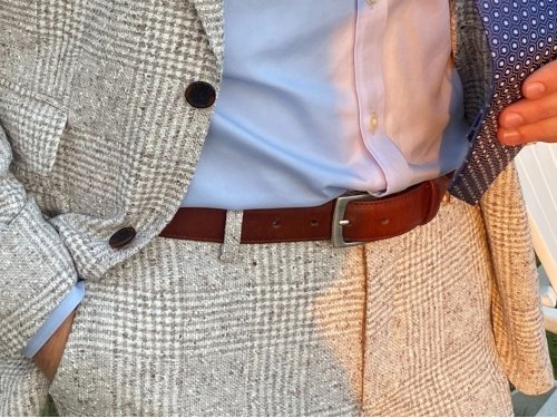 robe-ceinture-en-cuir-avec-surpiqures